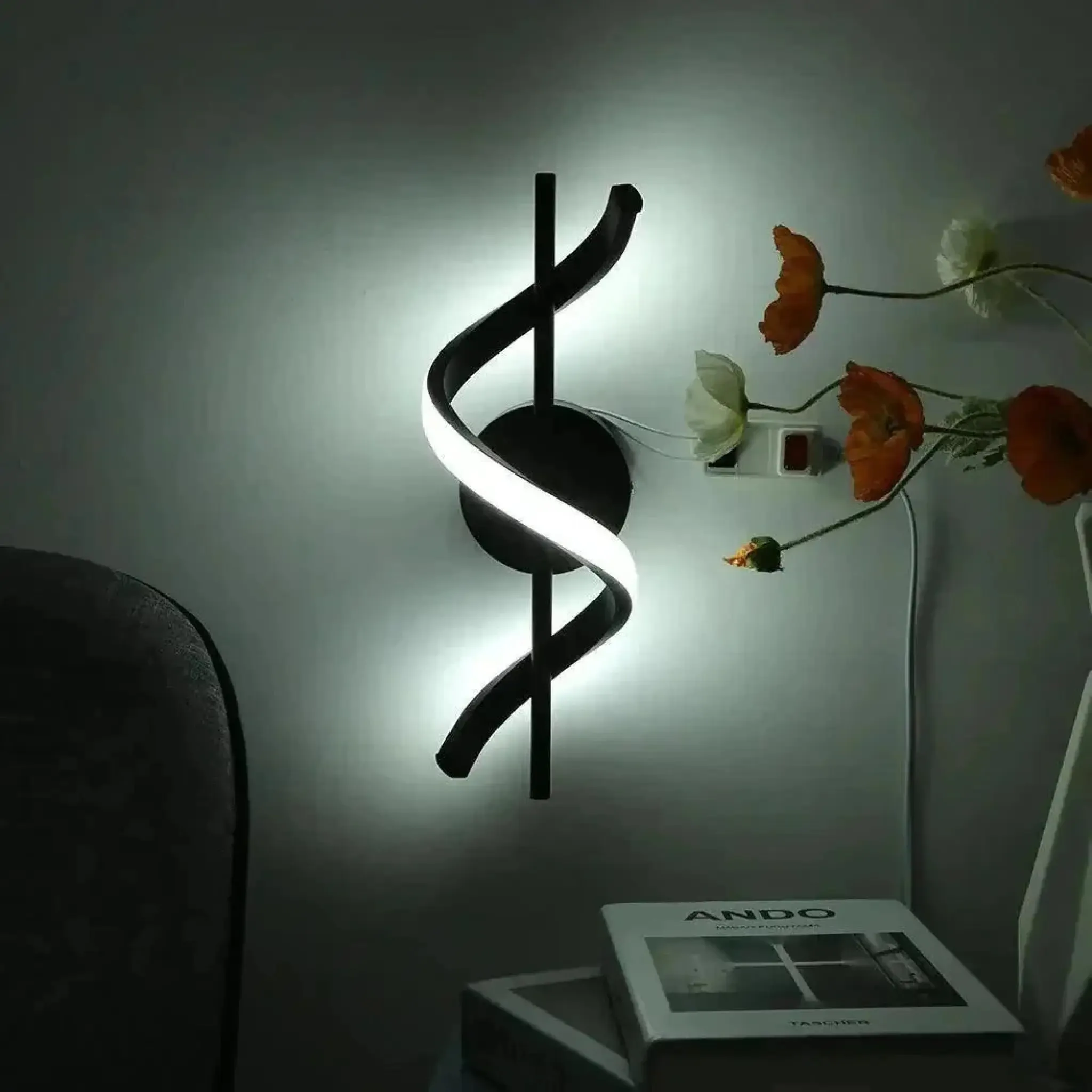 Arandela Dourada Sensacional com Design Espiral e Iluminação Suave