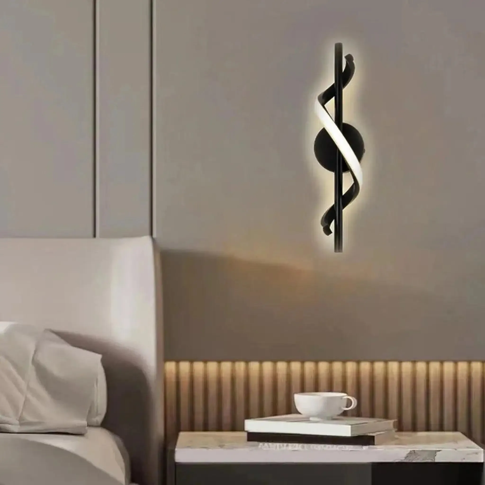 Arandela Dourada Sensacional com Design Espiral e Iluminação Suave