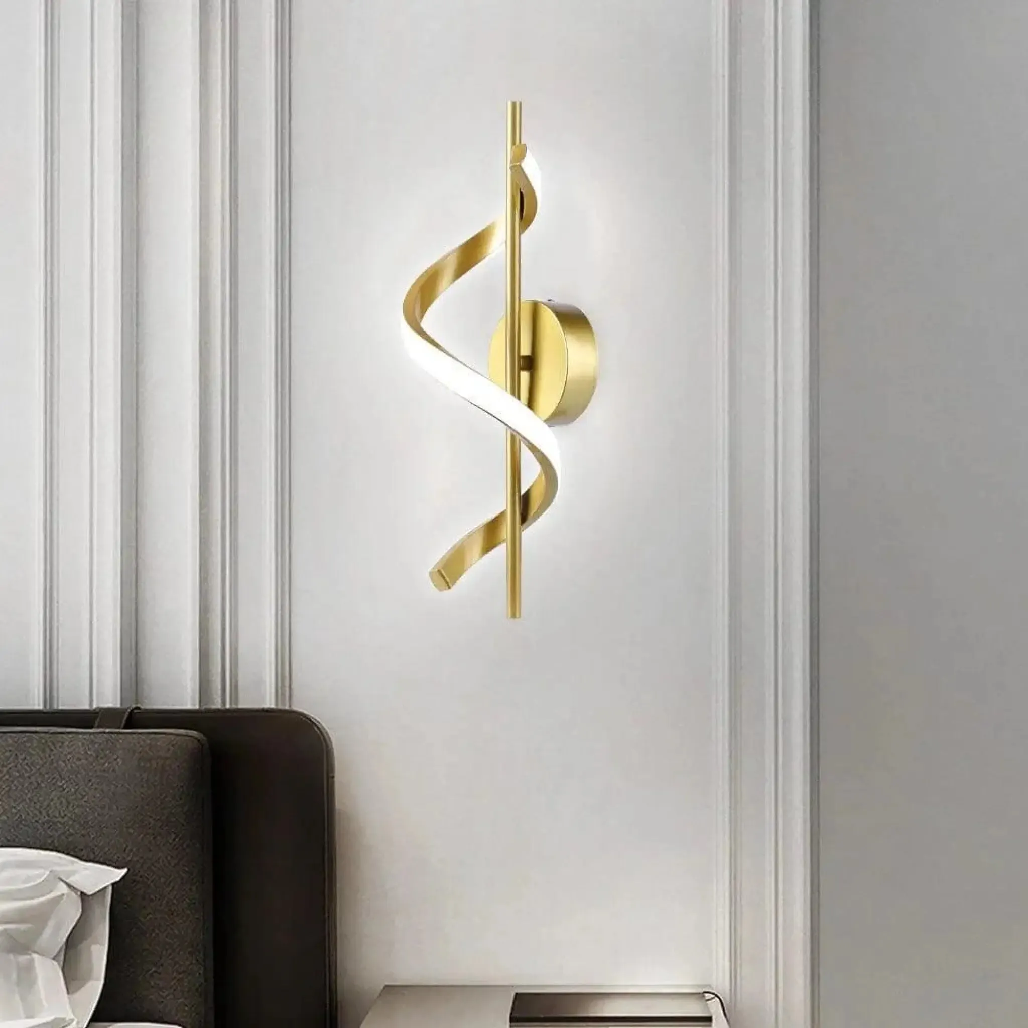 Arandela Dourada Sensacional com Design Espiral e Iluminação Suave