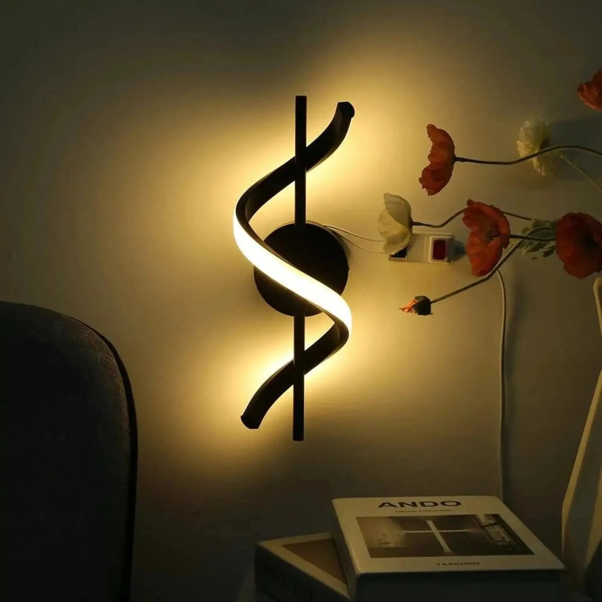 Arandela Dourada Sensacional com Design Espiral e Iluminação Suave