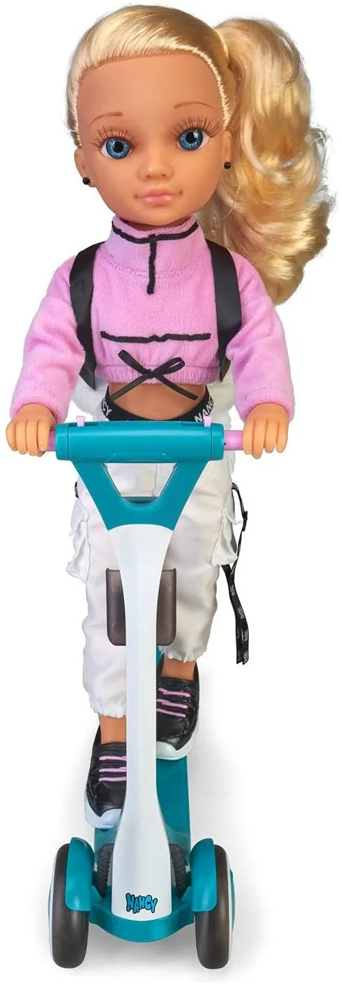 Famosa Nancy, un día con mi scooter (700016705)