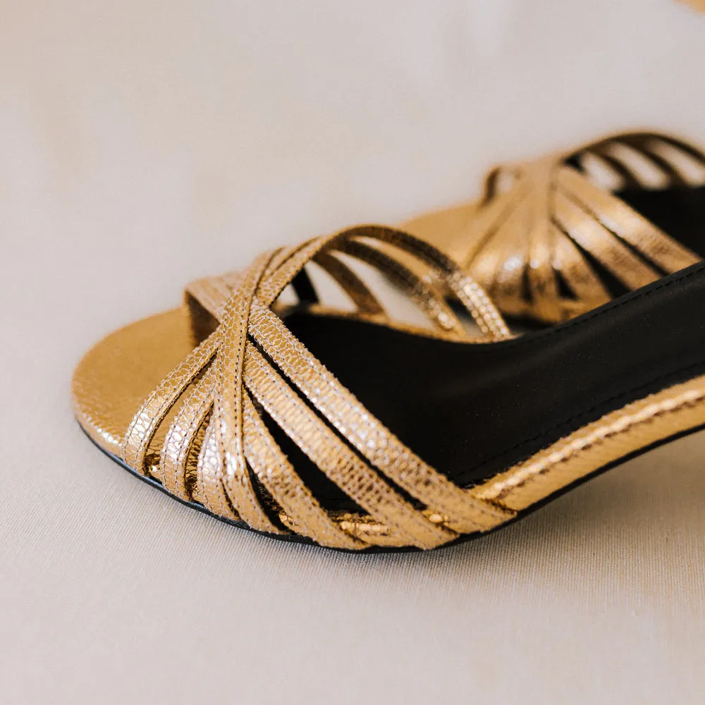 SANDALIA AITANA PIEL GRABADA ORO TACÓN 6CM
