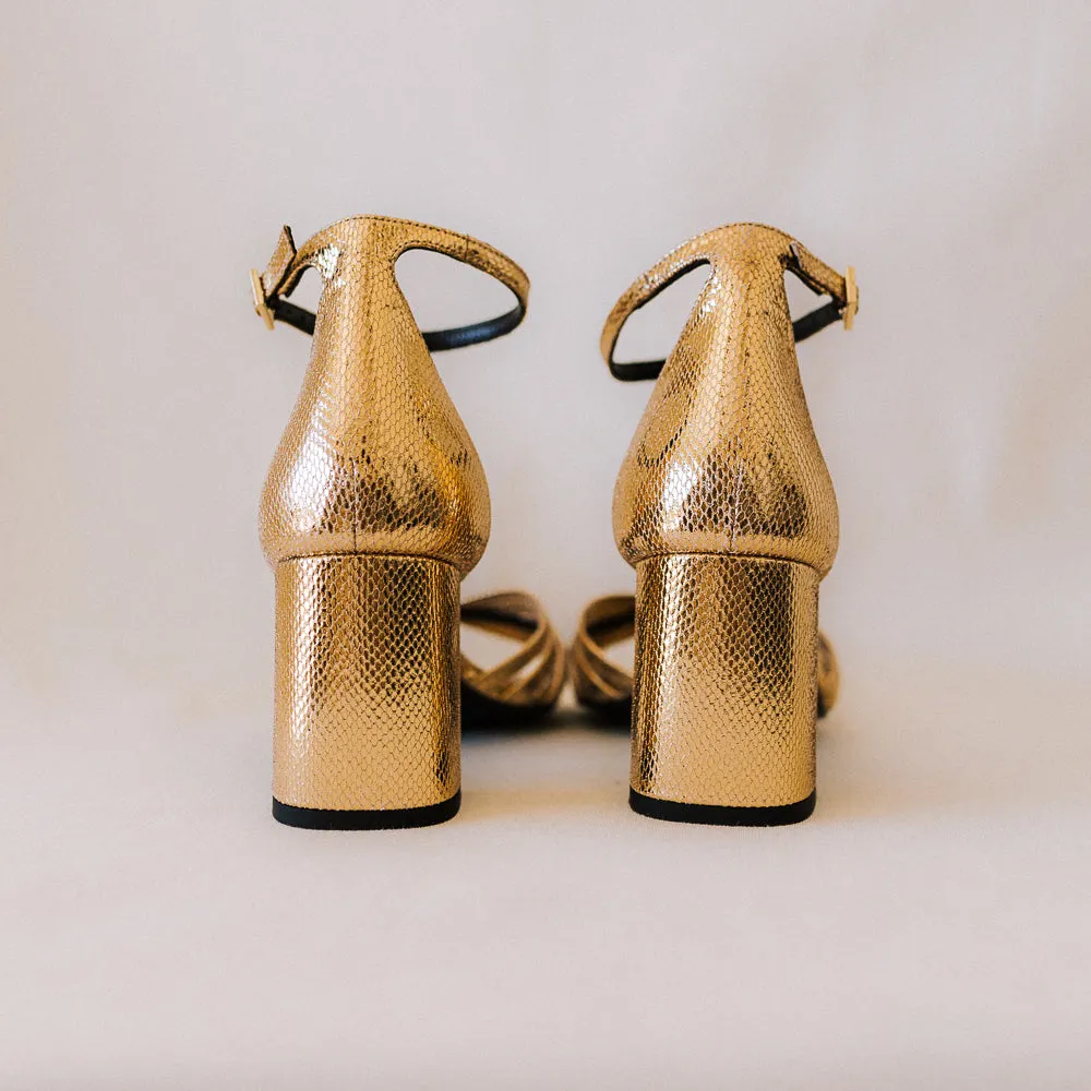 SANDALIA AITANA PIEL GRABADA ORO TACÓN 6CM