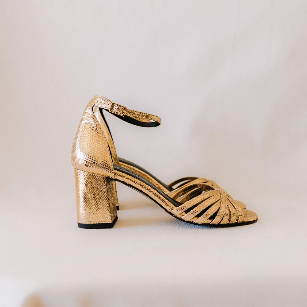 SANDALIA AITANA PIEL GRABADA ORO TACÓN 6CM