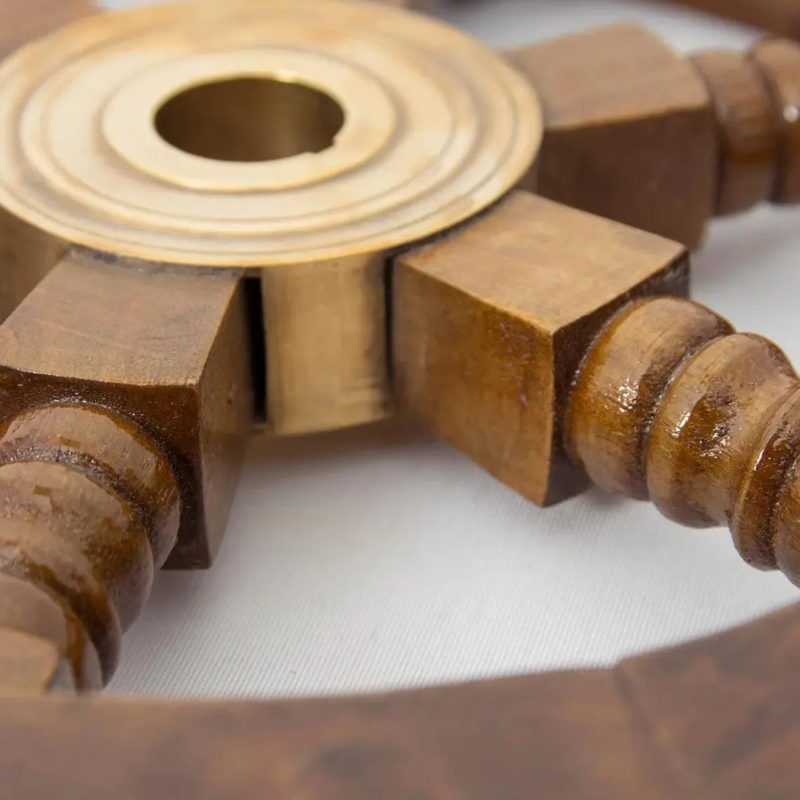 Timón de madera y latón 110 cm - D664